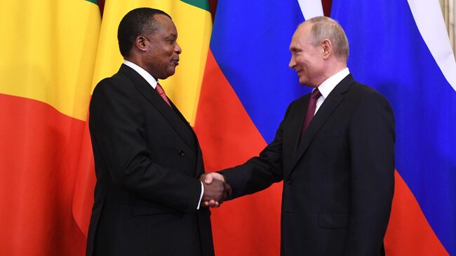 Президент РФ Владимир Путин и президент Республики Конго Дени Сассу-Нгессо на церемонии подписания документов по итогам встречи