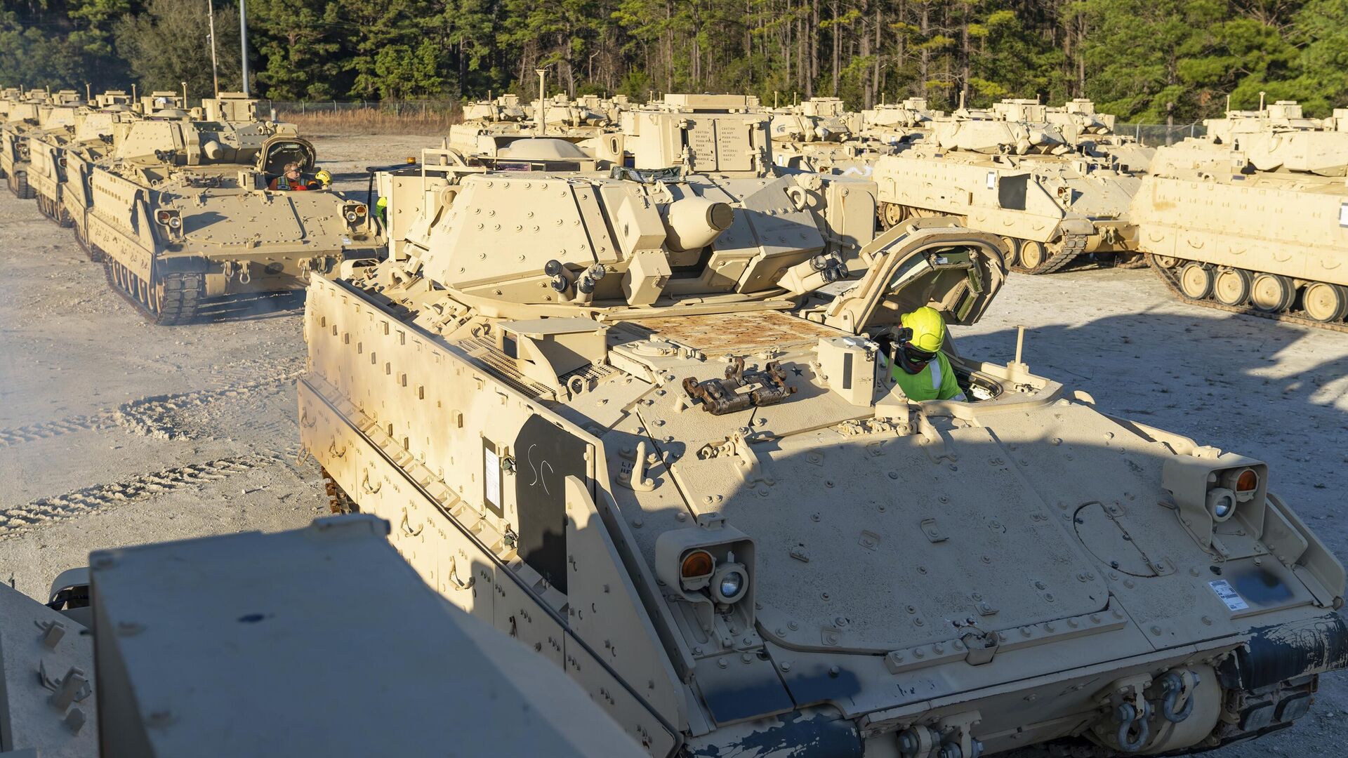 Российские военные, подбив БМП Bradley, взяли с нее трофейный комплекс РЭБ  - РИА Новости, 07.07.2024