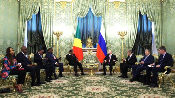 Президент РФ Владимир Путин и президент Конго Дени Сассу-Нгессо во время встречи