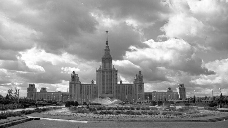 Здание МГУ в 1962 году.