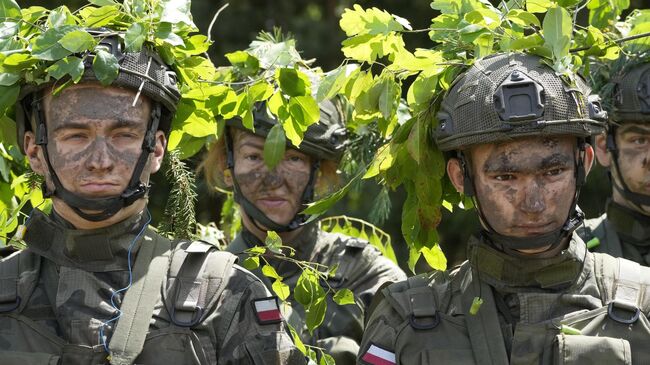 Участники программы по добровольной военной подготовке Каникулы с армией в Новогруде, Польша