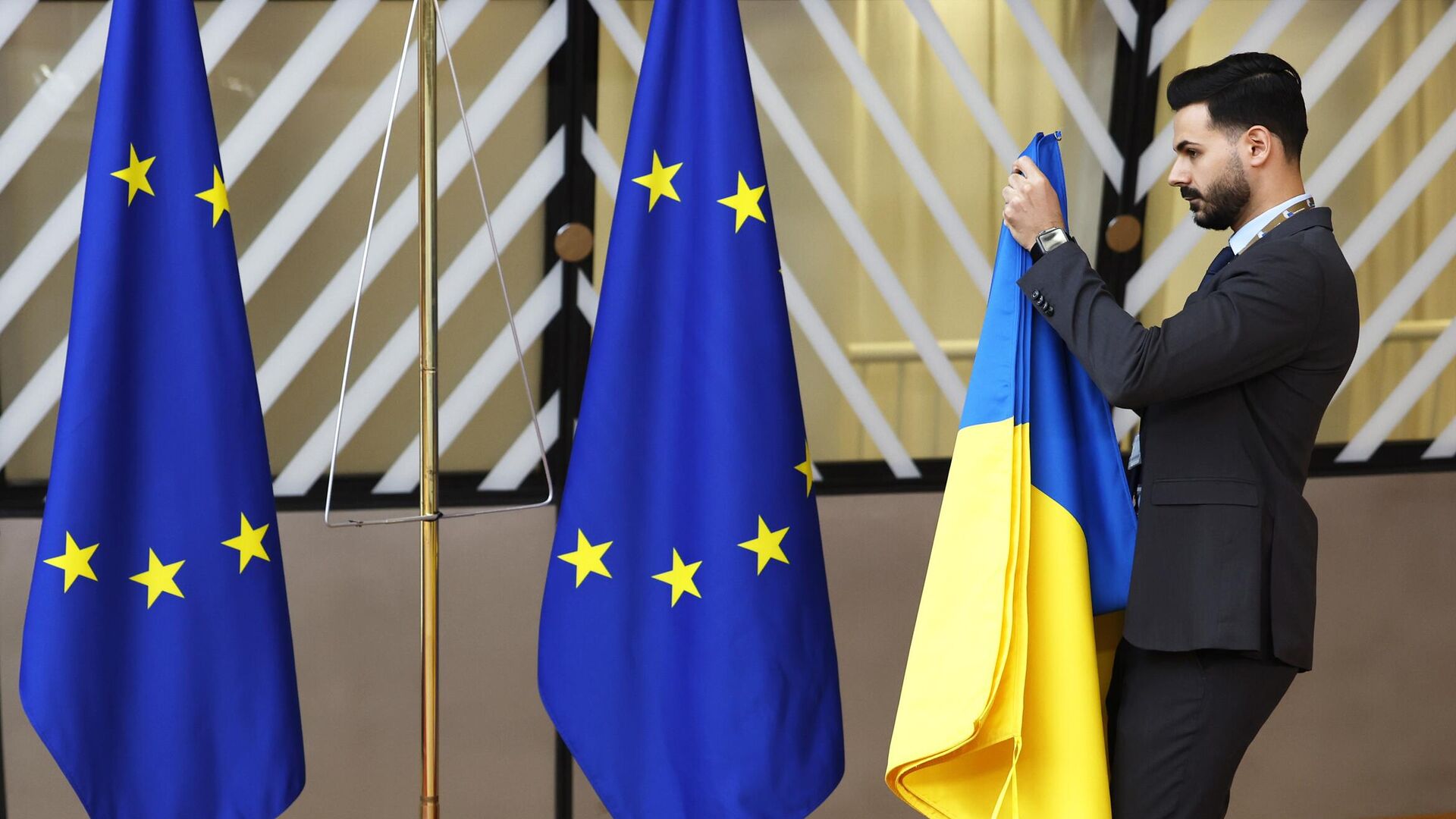 Флаг Украины перед началом саммита ЕС в Брюсселе - РИА Новости, 1920, 01.07.2024