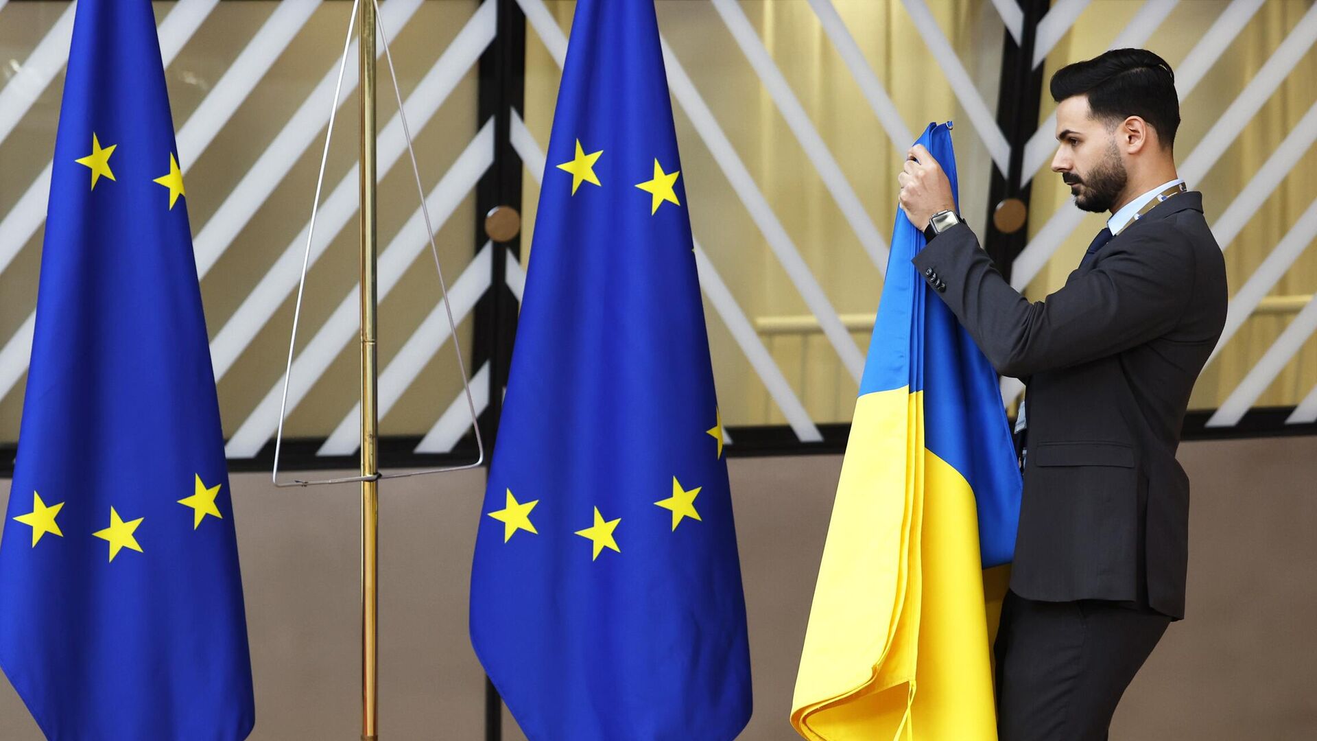 Флаг Украины перед началом саммита ЕС в Брюсселе - РИА Новости, 1920, 01.07.2024