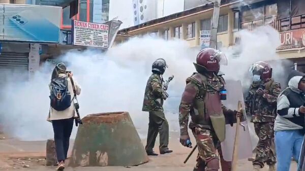 Сотрудники полиции применяют слезоточивый газ против протестующих в Найроби, Кения. Кадр видео очевидца