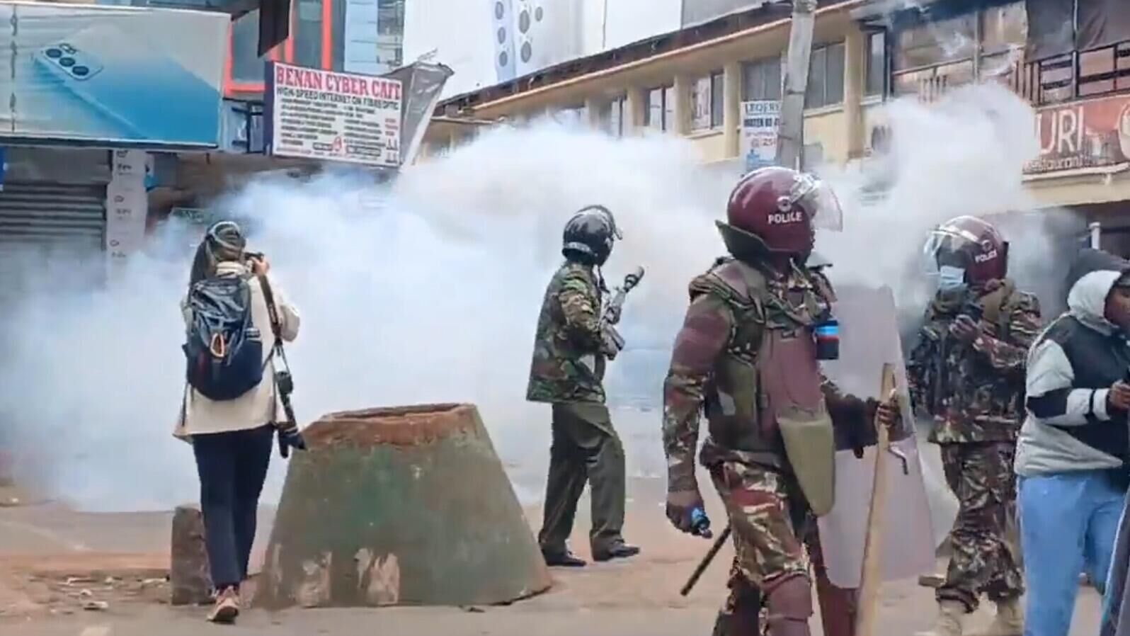 Сотрудники полиции применяют слезоточивый газ против протестующих в Найроби, Кения. Кадр видео очевидца - РИА Новости, 1920, 01.07.2024