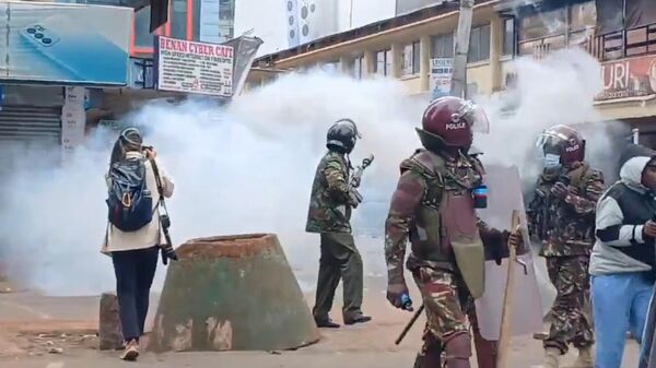 Сотрудники полиции применяют слезоточивый газ против протестующих в Найроби, Кения. Кадр видео очевидца