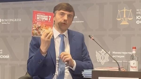 Министр просвещения Сергей Кравцов демонстрирует макет обложки нового учебника по истории для школы