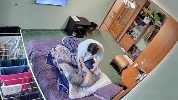 Сиделка избивает женщину-инвалида в Южно-Сахалинске. Кадр записи камеры видеонаблюдения