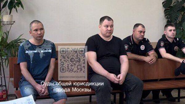Загоравшие в раздетом виде на детской площадке в Москве мужчины в суде