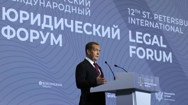 Заместитель председателя Совета безопасности РФ, председатель партии Единая Россия Дмитрий Медведев выступает на пленарном заседании в рамках XII Международного юридического форума