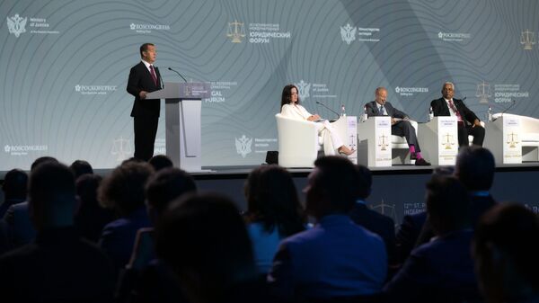Заместитель председателя Совета безопасности РФ Дмитрий Медведев выступает на пленарном заседании Международного юридического форума 