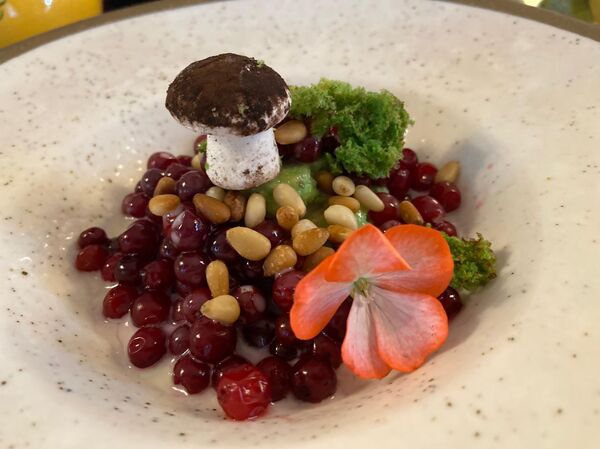 Пермь. Местный десерт - клюква с орешками в сгущеном молоке Пермь. Местный десерт - клюква с орешками в сгущеном молоке