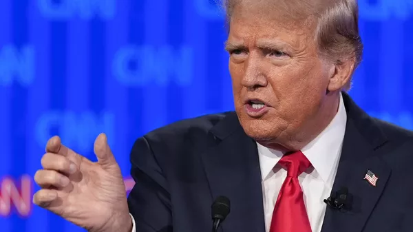 Бывший президент Дональд Трамп выступает во время телевизионных дебатов с президентом Джо Байденом