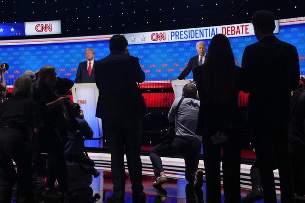 Фотографы во время телевизионных дебатов президента США Джо Байдена и его предшественника Дональда Трампа