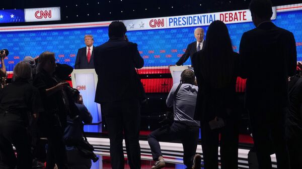 Фотографы во время телевизионных дебатов президента США Джо Байдена и его предшественника Дональда Трампа