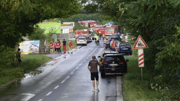 Пожарные автомобили в районе столкновения поезда с автобусом под городом Нове-Замки в Словакии