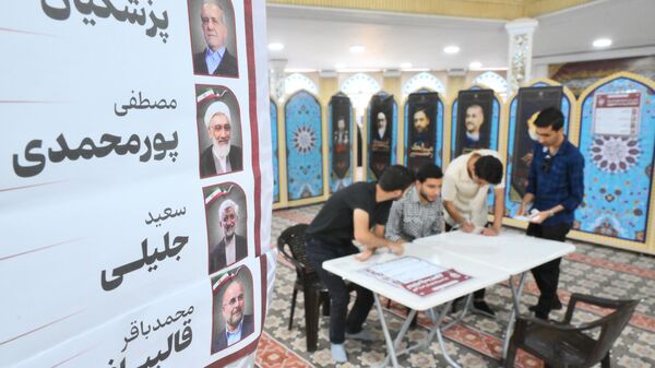 Портреты кандидатов на внеочередных выборах президента Ирана в Тегеране