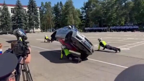 Автомобиль наехал на инспектора ГИБДД во время показательных выступлений в Ивантеевке. Кадр видео очевидца