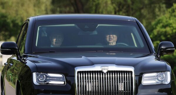 Президент РФ Владимир Путин и председатель государственных дел Корейской Народно-Демократической Республики Ким Чен Ын (справа) в автомобиле Aurus в Пхеньяне