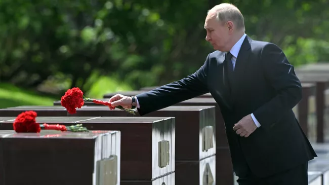 Президент России Владимир Путин возлагает цветы к тумбам городов-героев в Александровском саду в Москве на церемонии в День памяти и скорби
