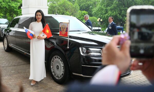 Автомобиль кортежа президента РФ Владимира Путина у канцелярии Правительства Социалистической Республики Вьетнам в Ханое