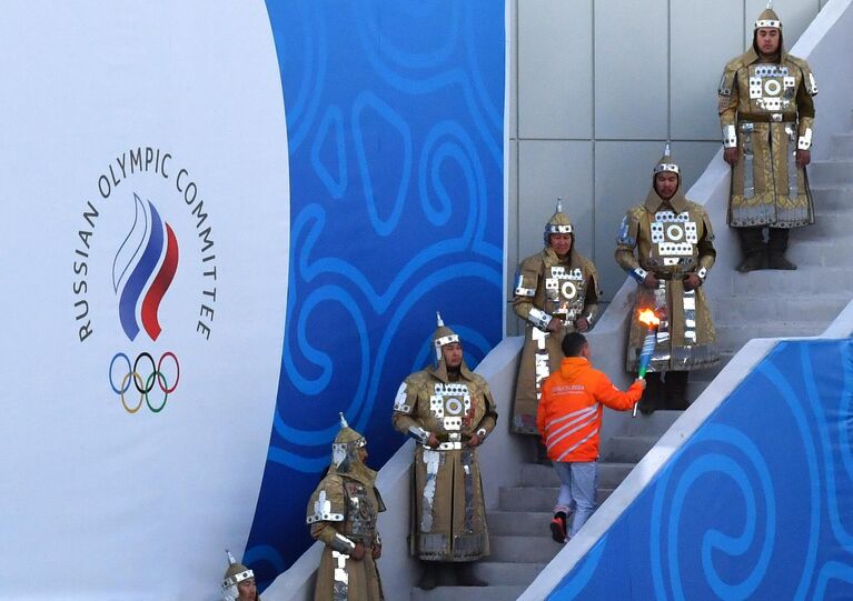 Боксер Георгий Балакшин несет факел на церемонии открытия VIII Международных спортивных игр Дети Азии на стадионе Туймаада в Якутске
