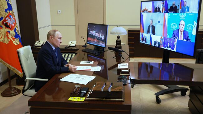 Путин на совещании Совбеза предложил обсудить меры обеспечения работы ОПК