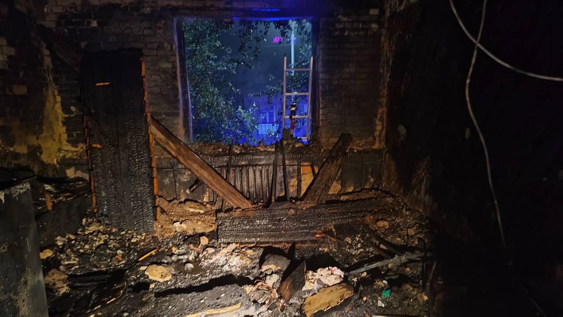 Последствия пожара в двухэтажном жилом доме в Балашихе - РИА Новости, 1920, 29.06.2024