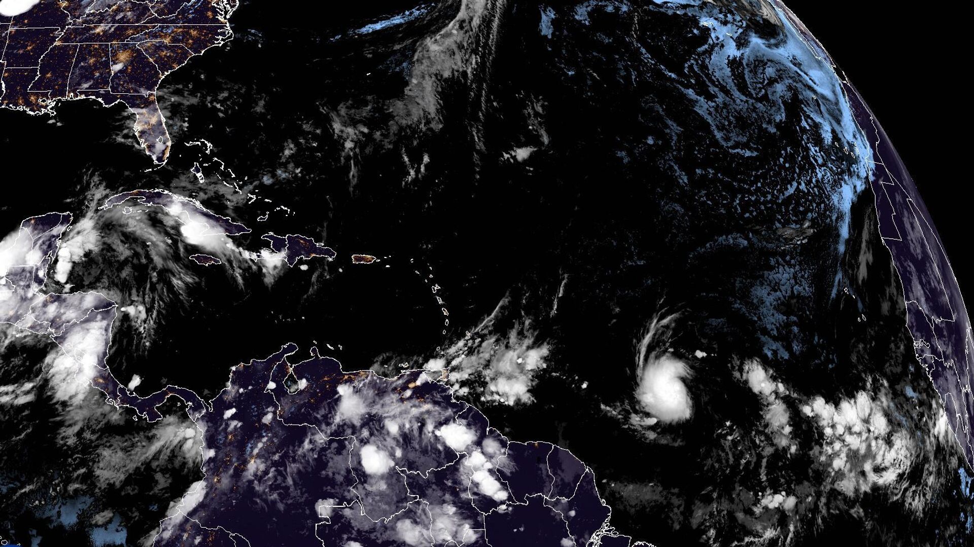 Спутниковый снимок Национального управления океанических и атмосферных исследований, на котором виден тропический шторм Берилл, усиливающийся над Атлантическим океаном. 29 июня 2024 - РИА Новости, 1920, 29.06.2024