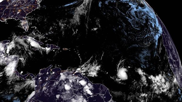 Спутниковый снимок Национального управления океанических и атмосферных исследований, на котором виден тропический шторм Берилл, усиливающийся над Атлантическим океаном. 29 июня 2024