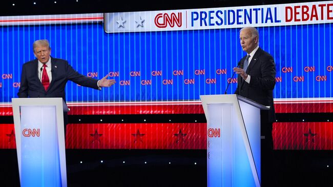 Президент США Джо Байден и экс-президент Дональд Трамп во время президентских дебатов