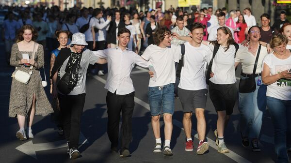Выпускники школ идут на праздник Алые паруса в Санкт-Петербурге