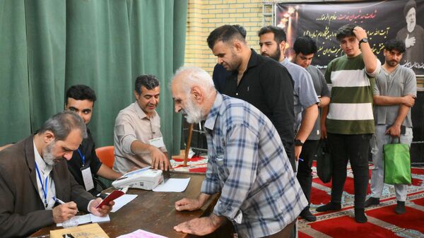 Избиратели на избирательном участке во время внеочередных выборов президента Ирана в Тегеране