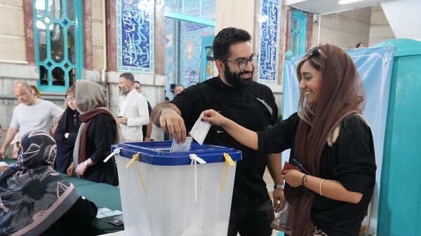 Избиратели во время внеочередных выборов президента Ирана в Тегеране