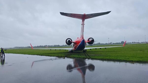 Самолет, прибывший из Тобольска, выкатился за пределы взлетно-посадочной полосы в аэропорту Екатеринбурга