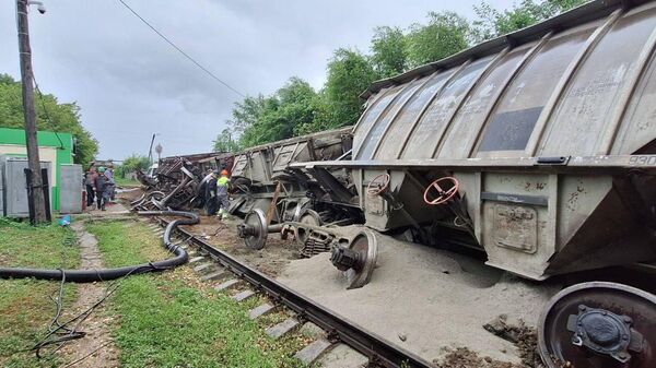 6 вагонов с цементом сошли с рельсов в оренбургском Новотроицке
