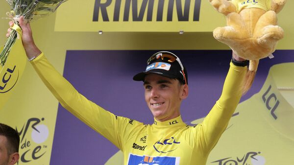 Французский велогонщик Ромен Барде из команды DSM-Firmenich, ставший победителем первого этапа многодневки Тур де Франс