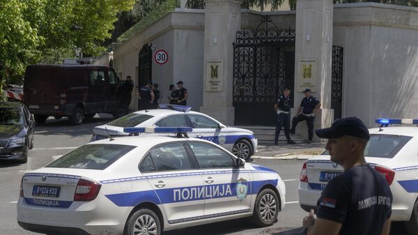 Полиция на месте происшествия, где мужчина стрелял из арбалета в сотрудника жандармерии, который охранял посольство Израиля в Белграде. 29 июня 2024