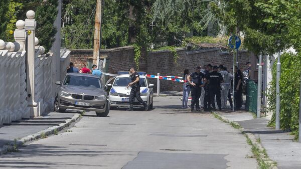 Место происшествия, где мужчина стрелял из арбалета в сотрудника жандармерии, который охранял посольство Израиля в Сербии
