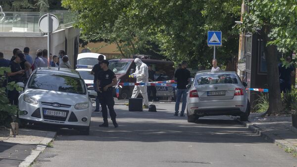 Полицейские работают на месте преступления недалеко от посольства Израиля в Белграде, где мужчина стрелял из арбалета в сотрудника жандармерии