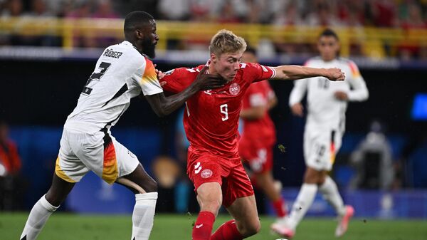 Судья прервал матч Германия — Дания на Евро из-за грозы