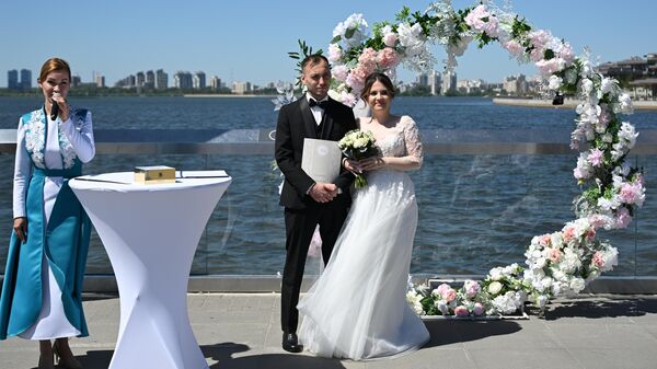 Регистрация брака семьи Виктора и Лианы Шевелевых в рамках празднования Дня молодежи в Казани