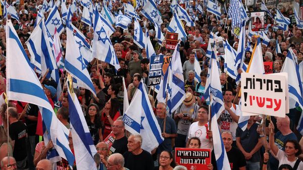 Акция протеста с требованием провести досрочные выборы и заключить сделку по освобождению израильских заложников в Тель-Авиве. 29 июня 2024