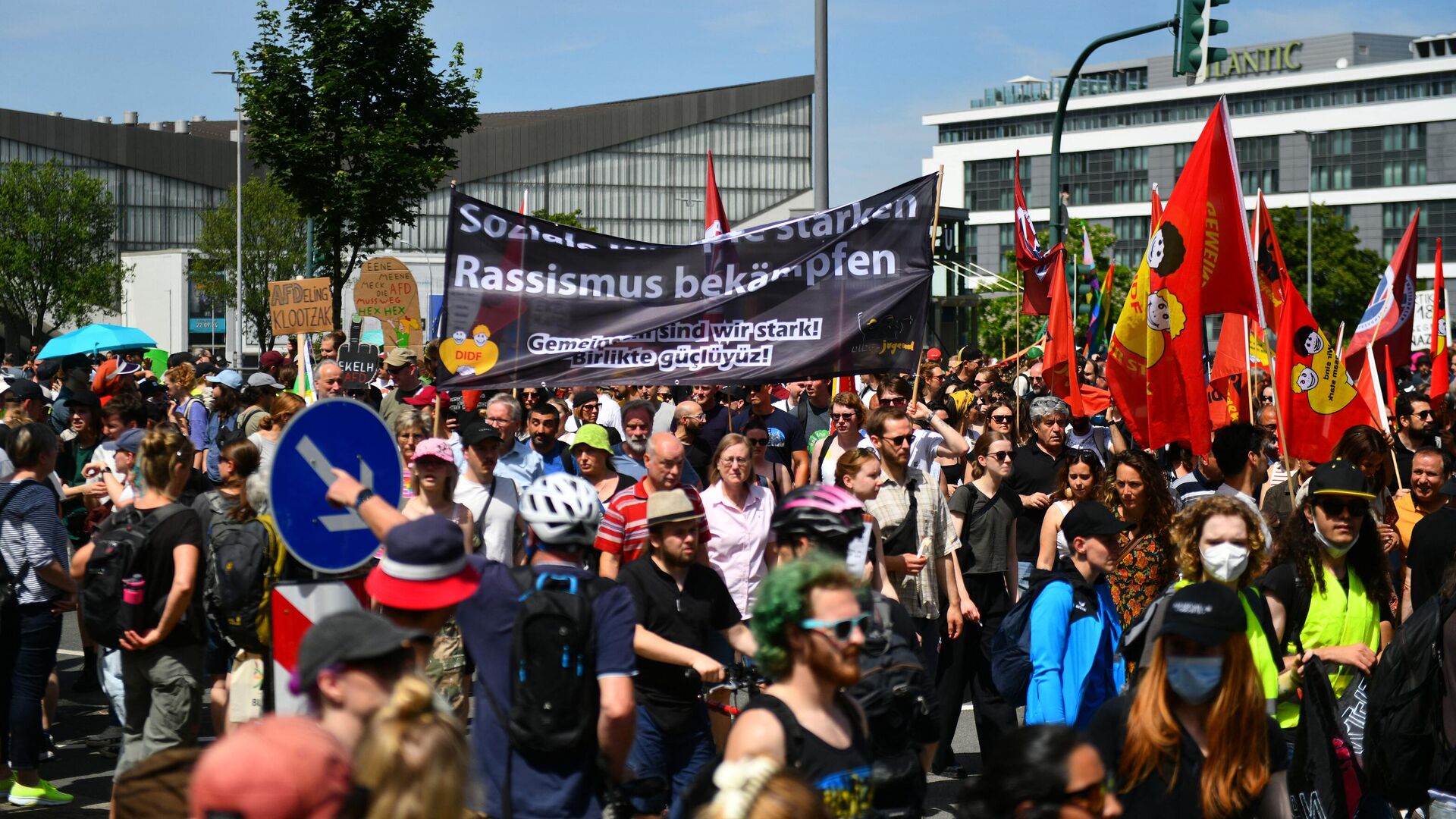 Акция протеста против правых радикалов и партии Альтернатива для Германии в немецком городе Эссен. 29 июня 2024 - РИА Новости, 1920, 29.06.2024