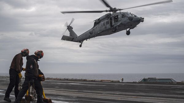 Американский вертолёт MH-60S Sea Hawk приземляется на палубу авианосца USS Theodore Roosevelt во время военных учений Японии, США и Южной Кореи Freedom Edge в Восточно-Китайском море. 28 июня 2024