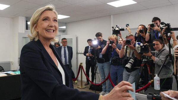 Марин Ле Пен во время голосования на досрочных парламентских выборах в Энен-Бомон, Франция. 30 июня 2024