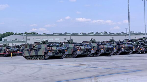 Танки M1 Abrams , переброшенные на новую американскую базу НАТО в Польше. 30 июня 2024