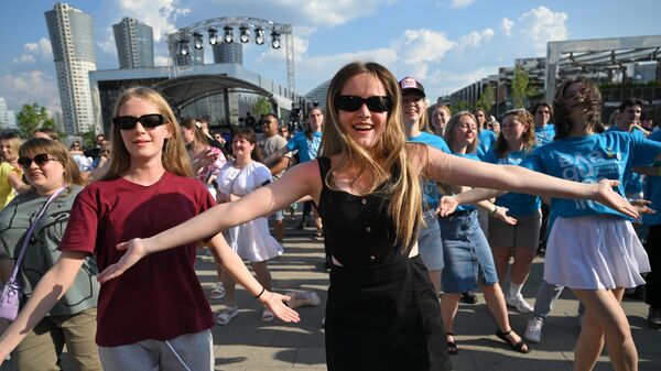 Участники танцевального флешмоба Moscow Moves на праздновании Дня молодежи в парке культуры и отдыха Ходынское Поле в Москве. 29 июня 2024