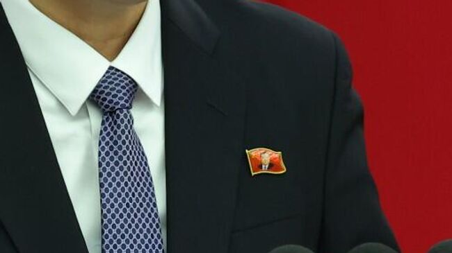 Значок с портретом Ким Чен Ына на одном из чиновников в КНДР. 30 июня 2024