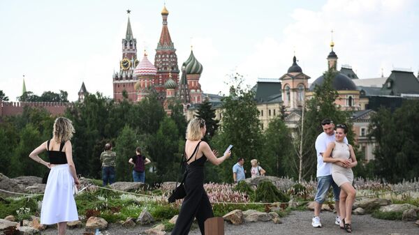 Отдых горожан в парке Зарядье в Москве. 30 июня 2024